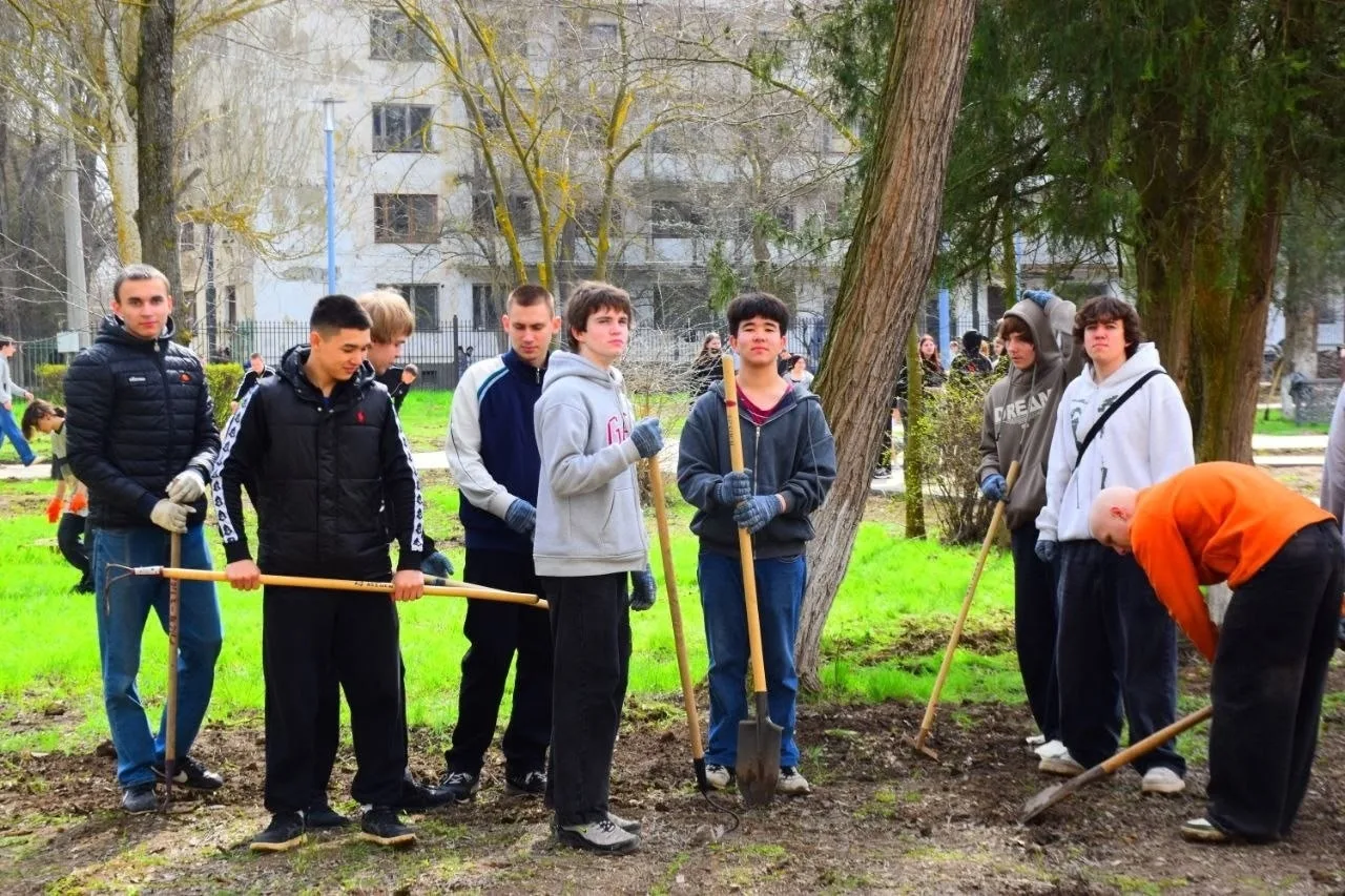 ✨2 апреля в нашем колледже состоялся субботник✨  🌷Участники дружно трудились, благоустраивая террито