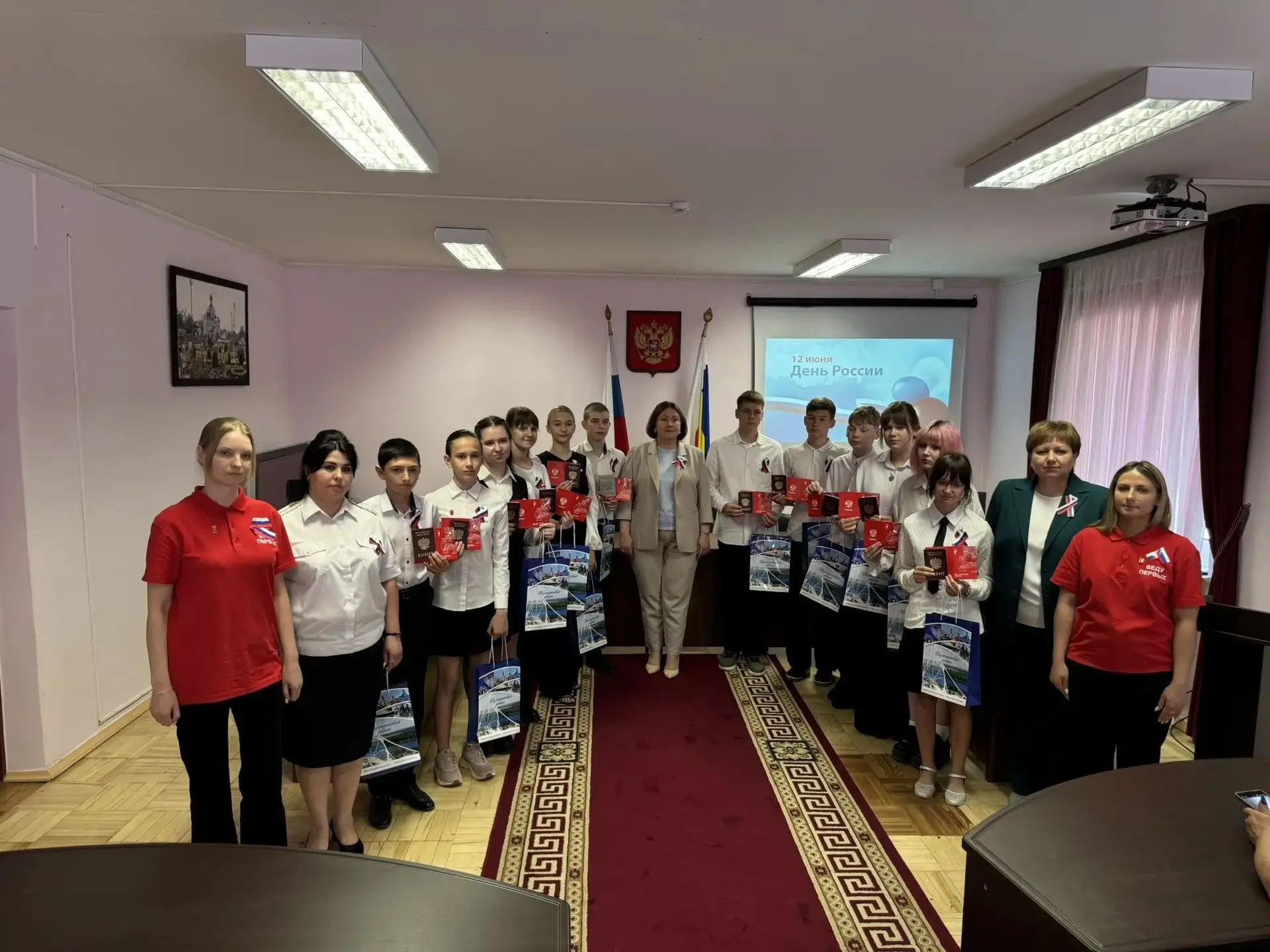 В преддверии Дня России, 11 июня 2026 года, 8 учащихся школы приняли участие в торжественной церемон