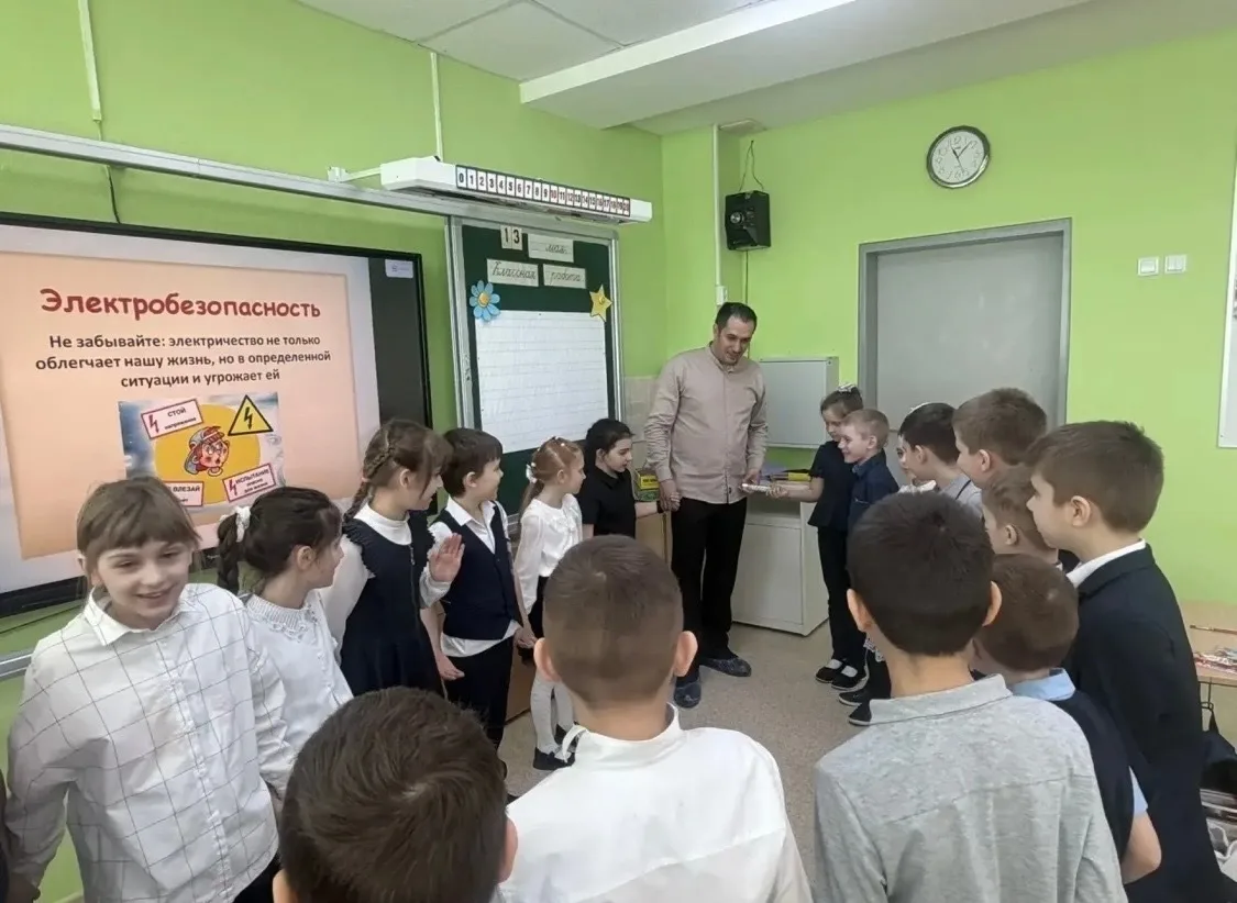 🔌 Сегодня в 1а и в 1 г классах (классные руководители Плех Н.В. и Буркова Н.Б.) в нашей школы прошёл