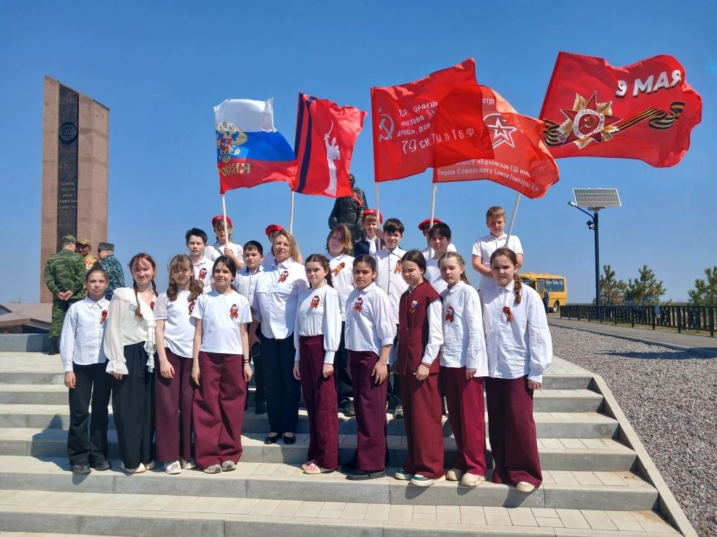 Накануне праздника Великой Победы учащиеся 5А класса с классным руководителем, Лилией А...