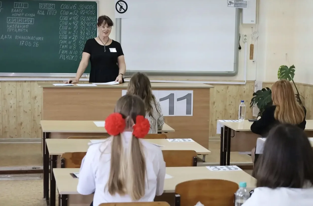 Почти 600 выпускников Севастополя сегодня пришли на первые экзамены. Основой период ЕГЭ...