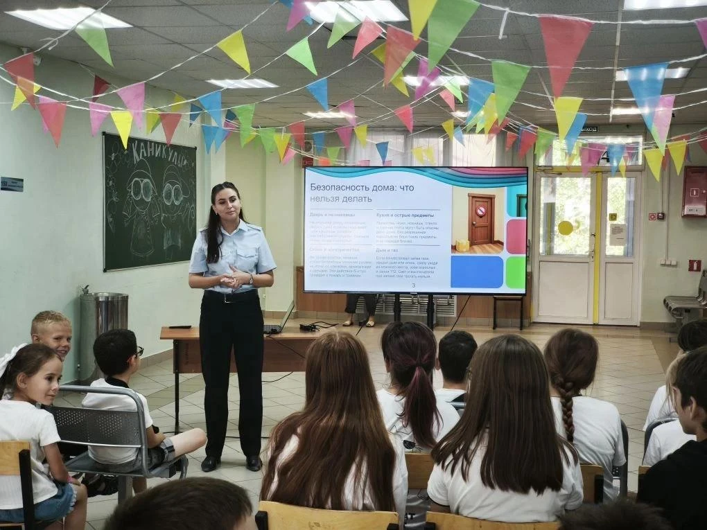 Безопасность — это важно! В гостях у «Первых» 👮‍♂️📋

В наш лагерь «Время Первых: Красный галстук» 