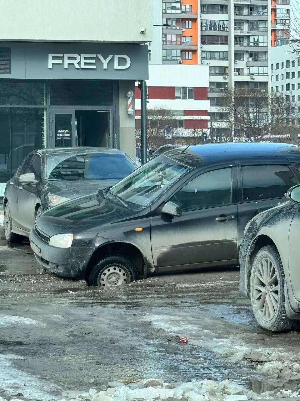 Дела власть имущих города Тюмени в мкр. Европейский / теплотрасса / вылезают наружу как весенние под