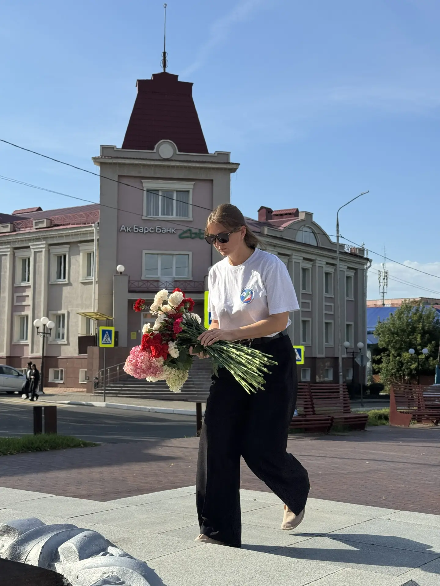 Цветы памяти — к Вечному огню