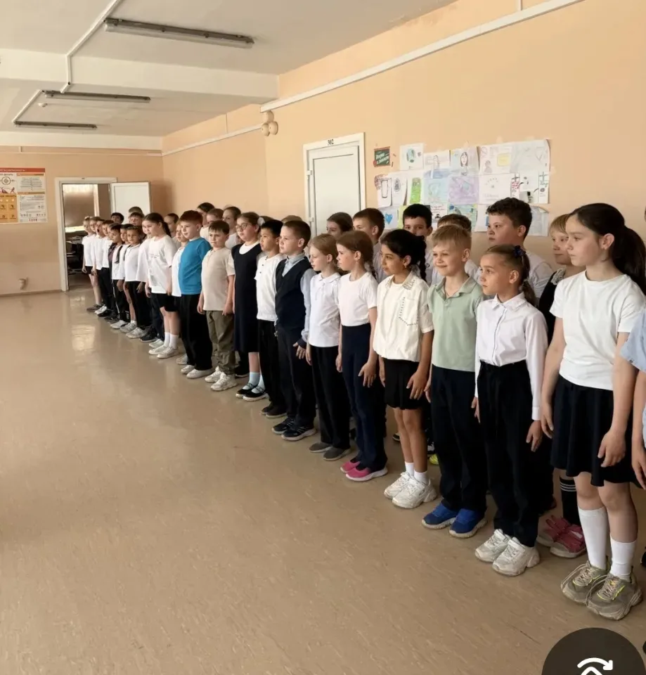 Сегодня прошла торжественная линейка для учащихся 1-3 классов по случаю окончания учебного года!  Вс
