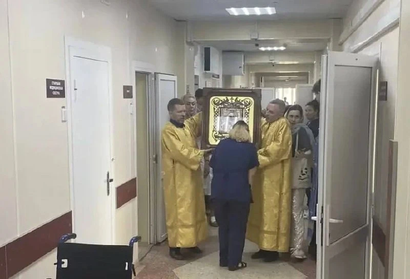 🏥 В ульяновскую ЦГКБ доставили чудотворную Казанскую Жадовскую икону Божией Матери. 

Священнослужи