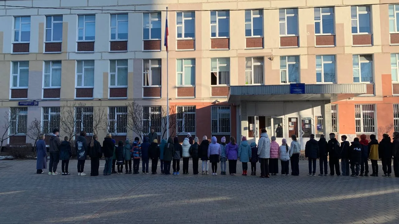 🇷🇺 В понедельник наша неделя началась с традиционной церемонии поднятия флага Российской Федерации и