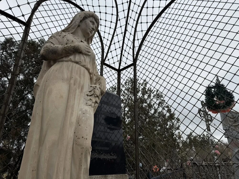 Эта женщина никогда не была вдовой. Но место её упокоения на кладбище в Астрахани многие называют «м