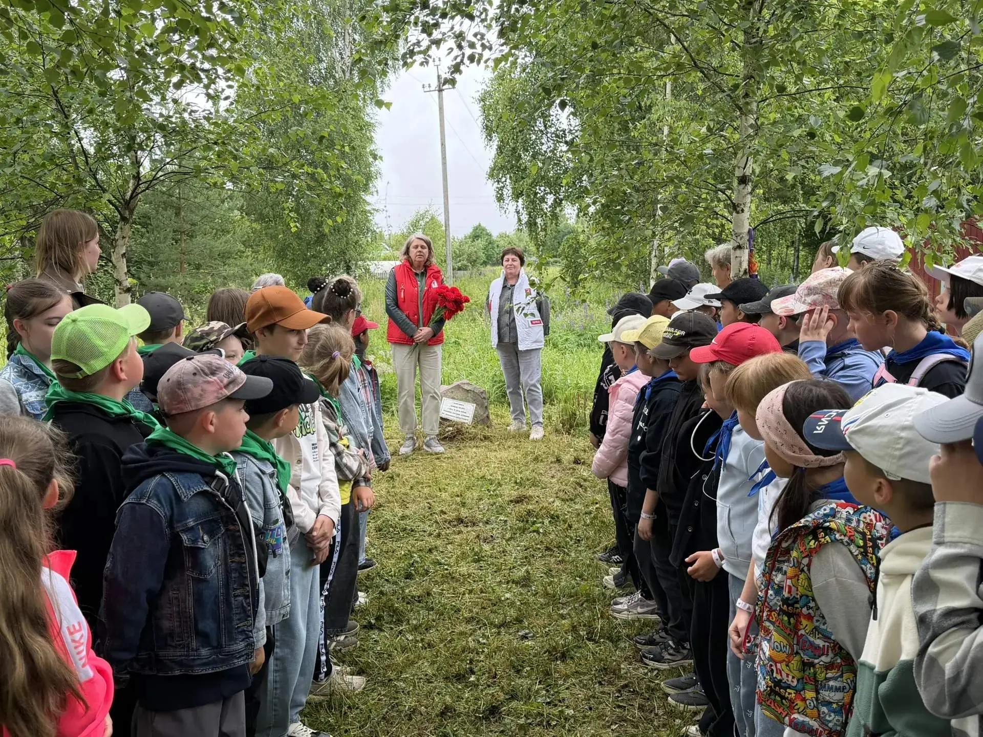 Связь времен на Аллее Памяти 🌳

Сегодня, в трагическую дату 22 июня, наша Березовая роща стала мест