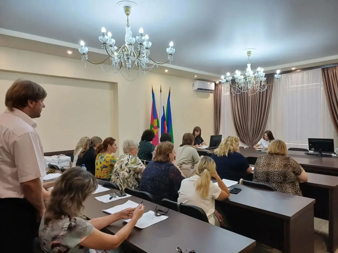 🎉 В малом зале администрации состоялось совещание с руководителями образовательных орг...