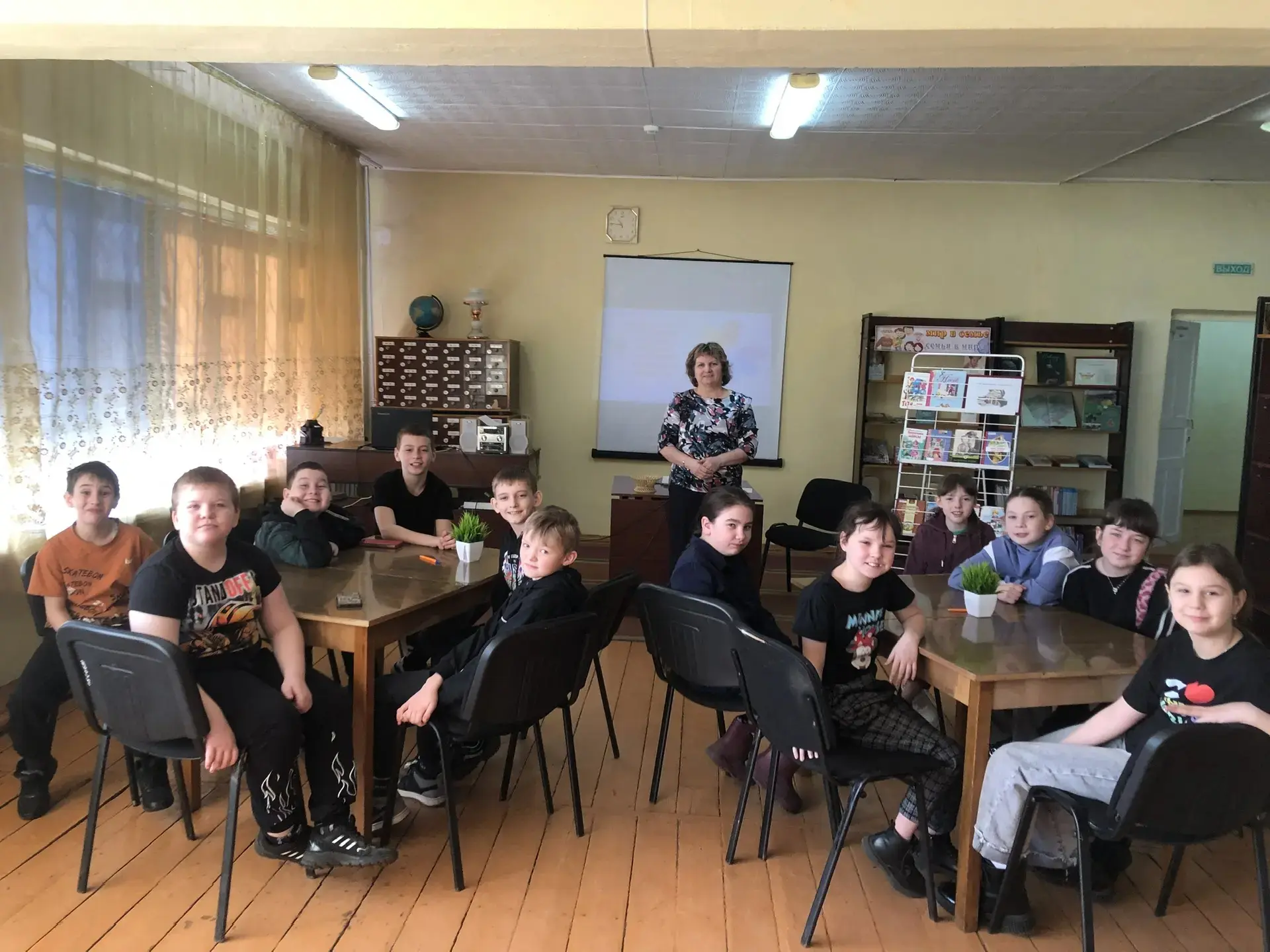 2 апреля, в самый разгар школьных каникул учащиеся 3В класса МБОУ «СОШ 10» посетили Библиотеку семей