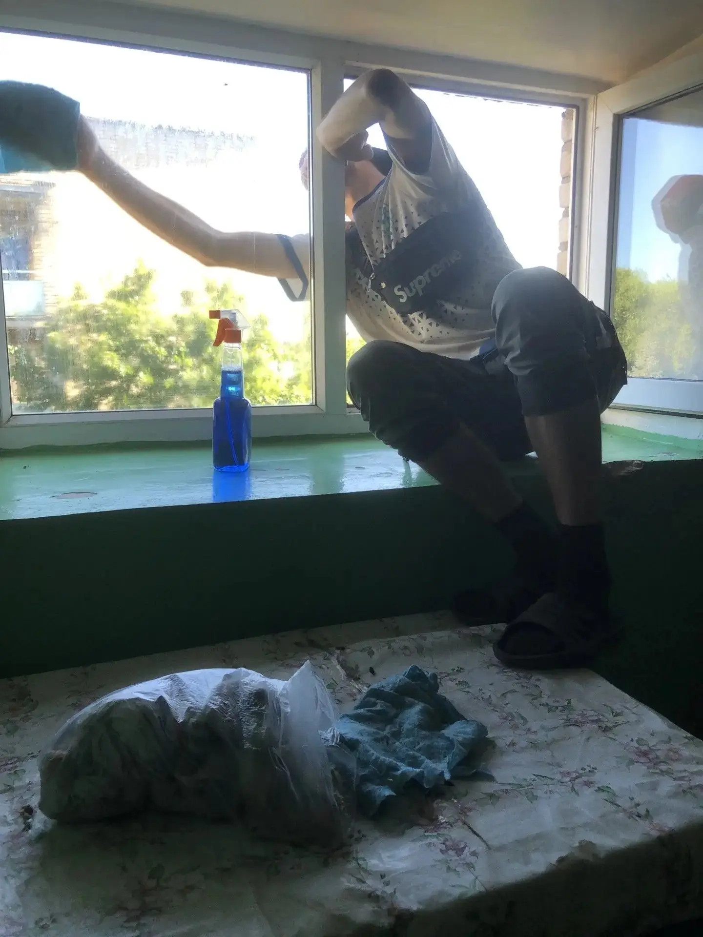 🧼 Проведена мойка окон в подъездах дома по адресу: ул. Стройотрядовская, 4.