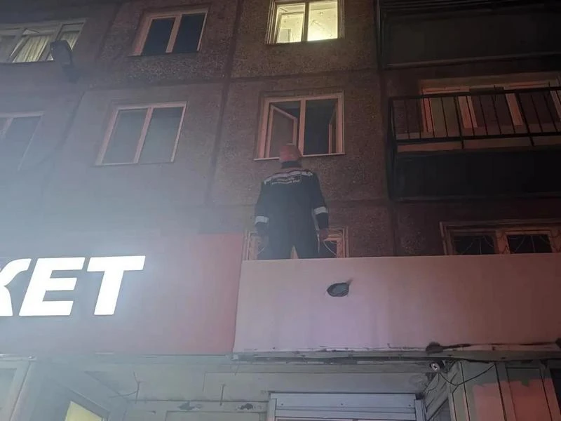 Спасатели сняли с крыши женщину, выпавшую из окна