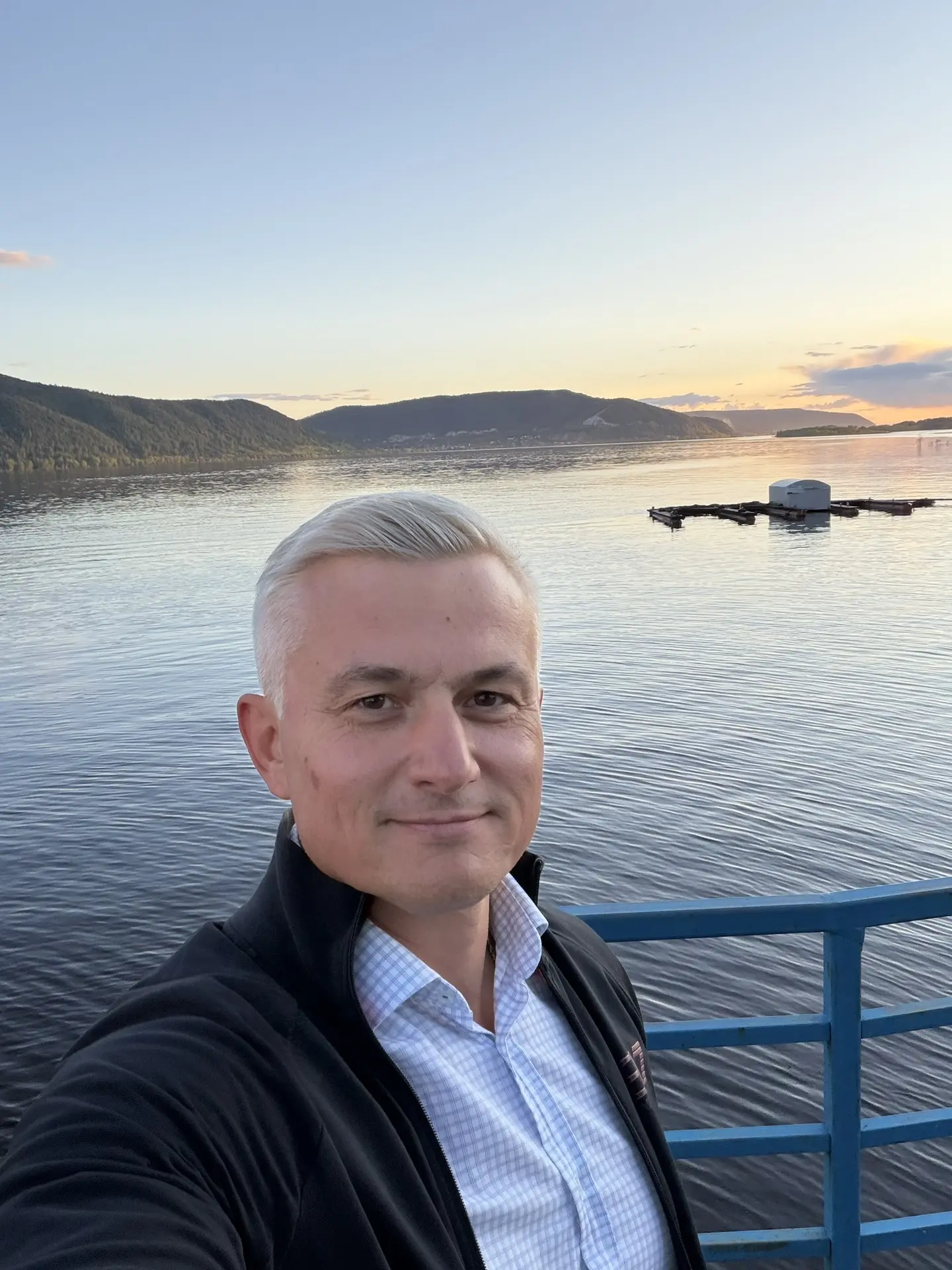 Вечер пятницы, Волга за спиной, кадр на вытянутую руку — и сразу столько воздуха и своб...