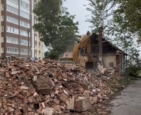 В Вологде снесли дом № 110 на Ленинградской улице рядом с ТЦ «Форум».