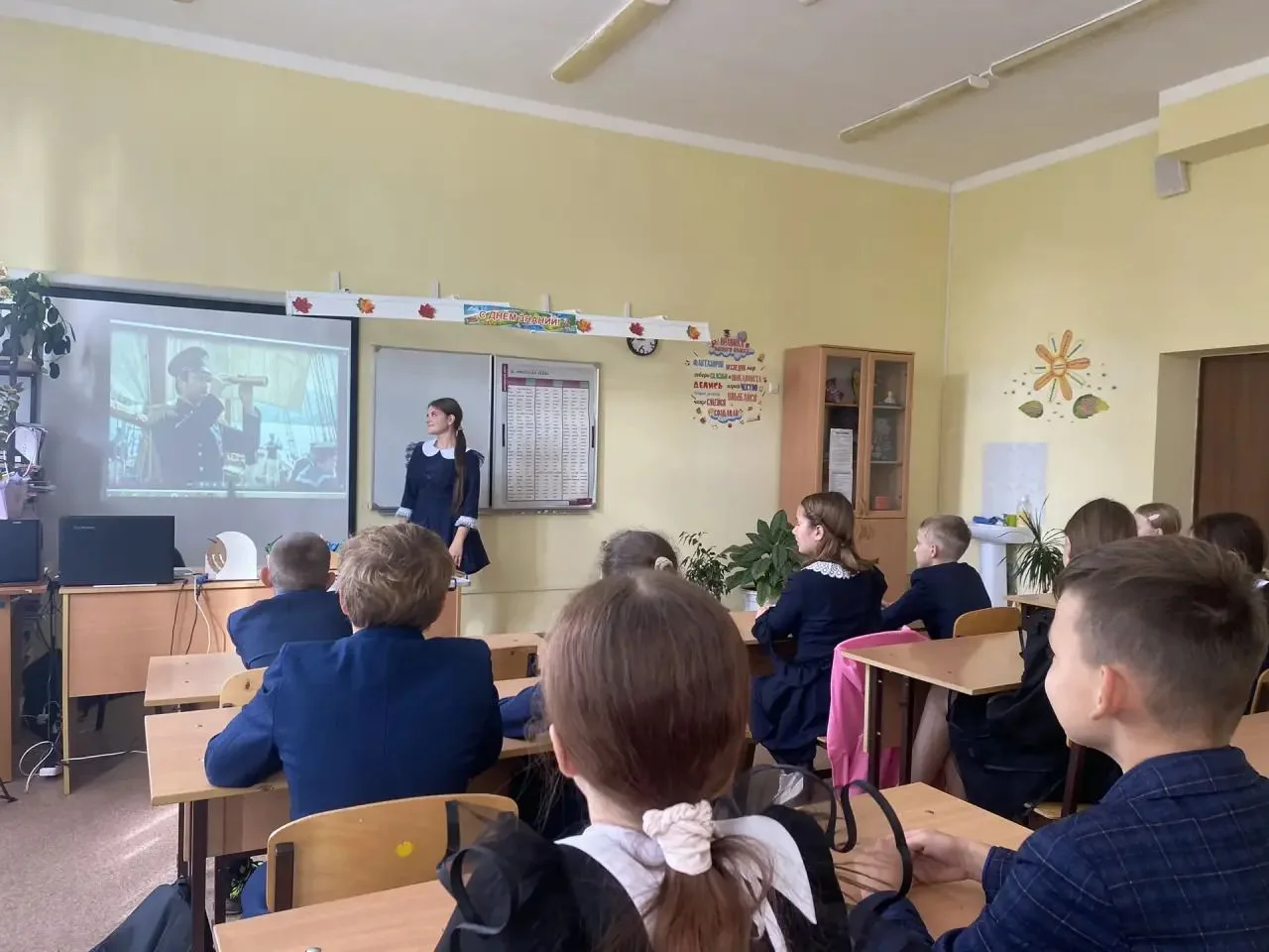 Урок мужества: одиннадцатиклассницы провели «Разговоры о важном» о подвиге Александра П...
