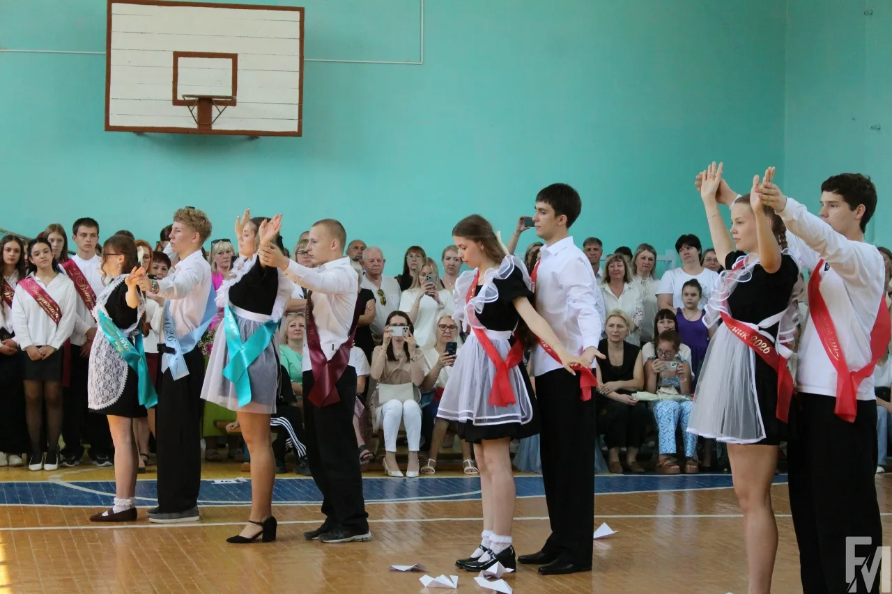 🔔Последний звонок отзвенел, закрыв для выпускников #той_самой_первой страницу школьной...