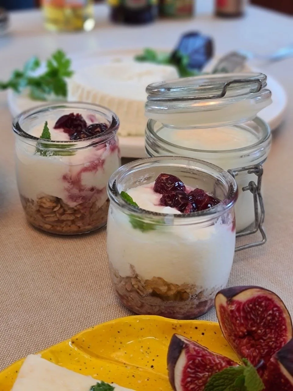 Готовим греческий йогурт и сыр Лабне  Это один из самых нежных и вкусных сыров 😍   Лабне — нежный, с