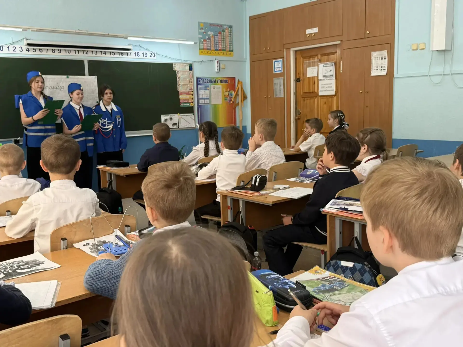 ✨В рамках Декады дорожной безопасности в нашей школе прошли «минутки безопасности».  Активисты отряд