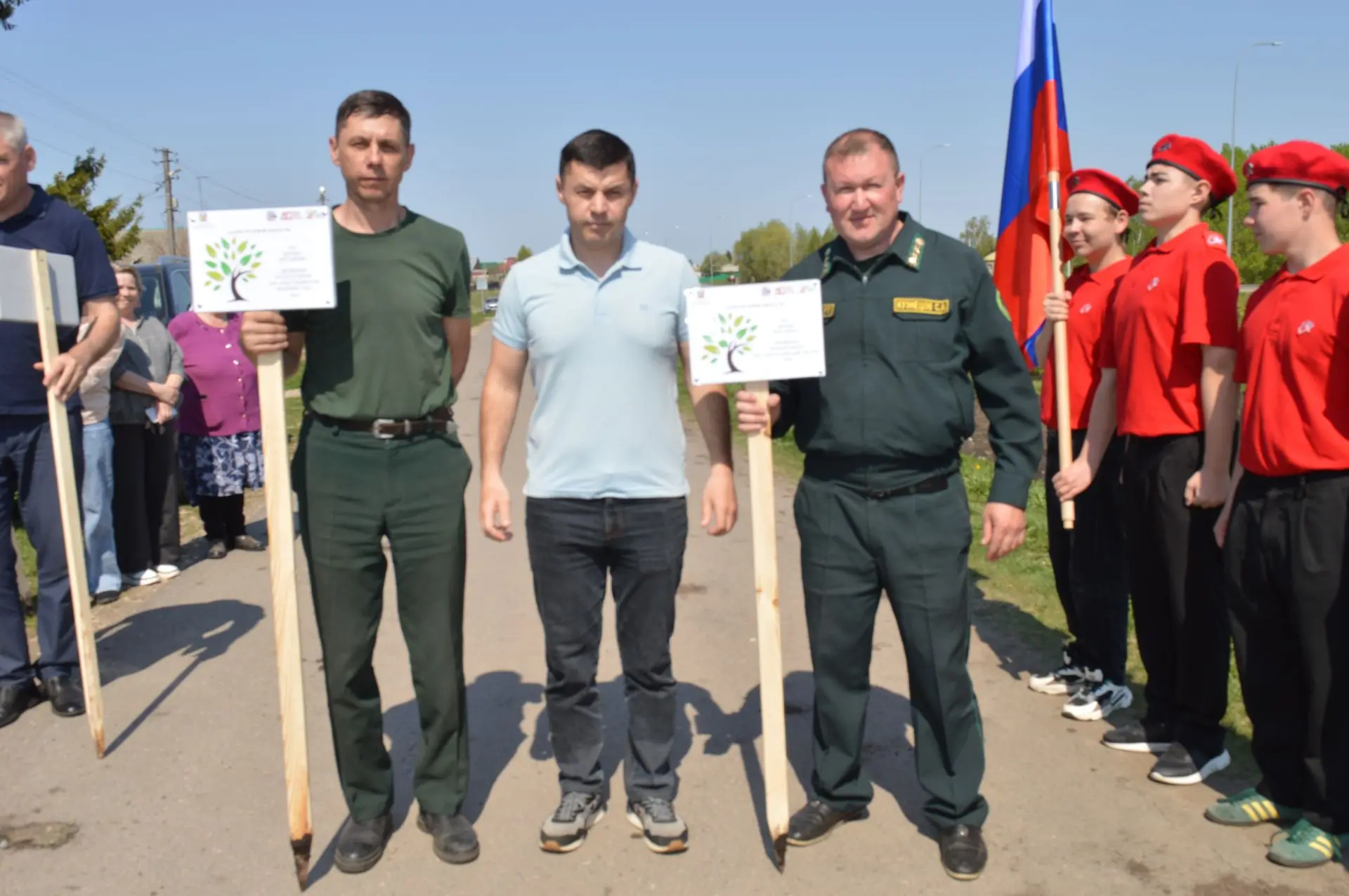 8 мая на улице Толстого в райцентре прошла акция «Сад памяти» в рамках Года единства, т...