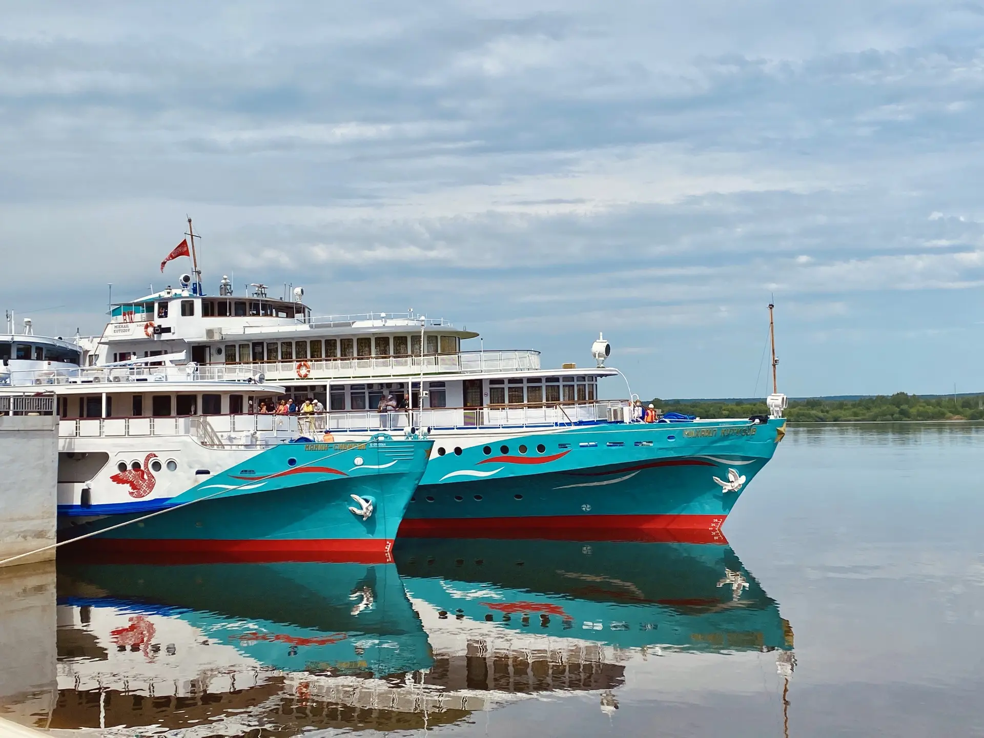 Прямо сейчас - теплоходы «Мамин-Сибиряк» и «Михаил Кутузов» у причала Перми-1⚓️🫶