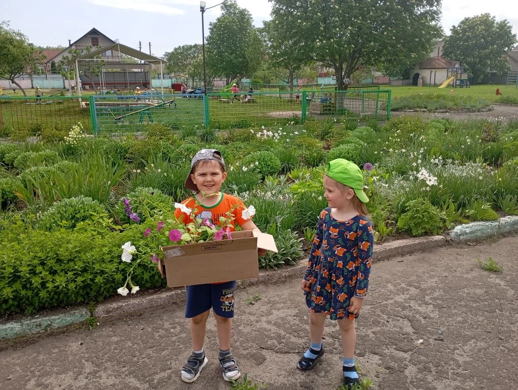 🌸🌼🌺 Весенние заботы: посадка  цветов  в нашем ДОУ