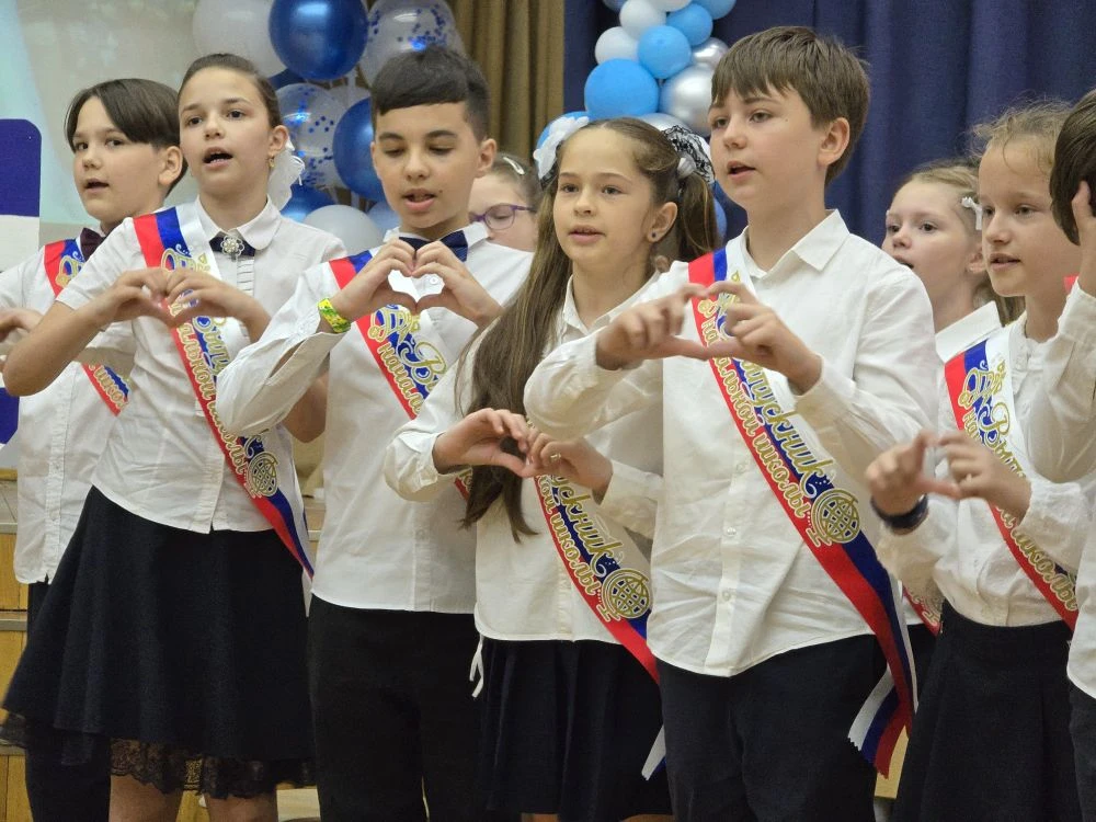 🎉 Прощай, начальная школа! Последний звонок — 2026  💐🎒 Промчались 4 года как один миг. Ещё вчера пер