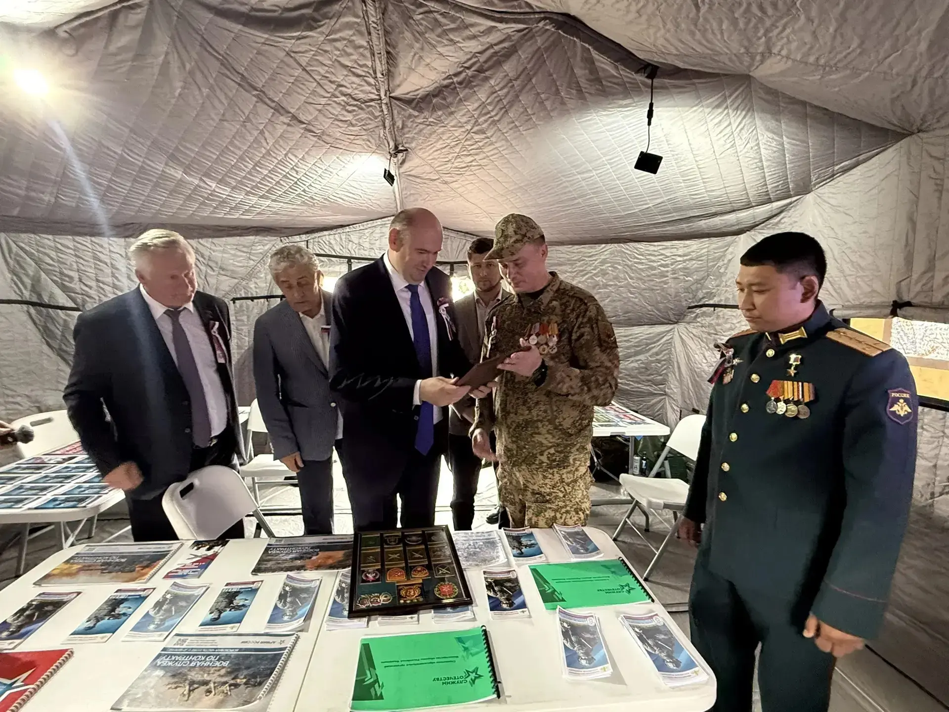Губернатор Евгений Солнцев посетил пункт отбора на военную службу по контракту, который развернулся 