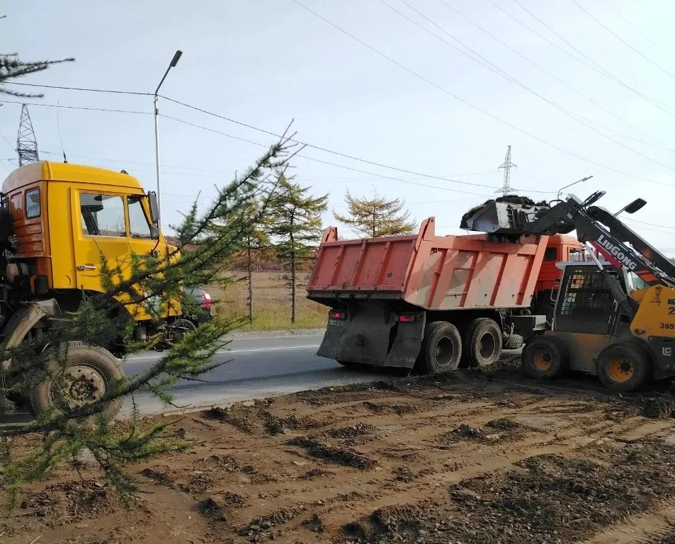 📌 Несмотря на октябрь: магаданские озеленители продолжают устраивать и рекультивироват...