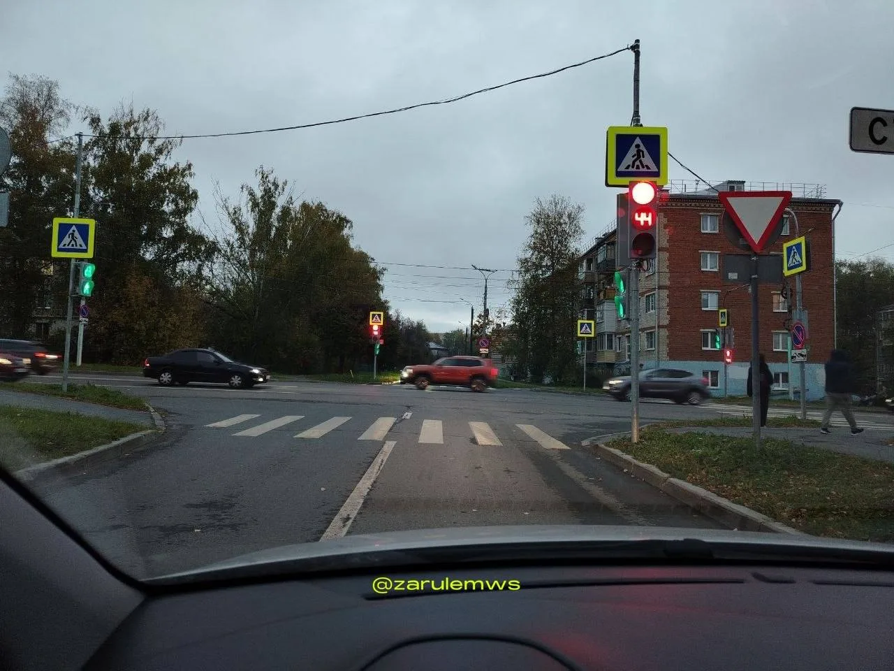На перекрёстке включили светофор