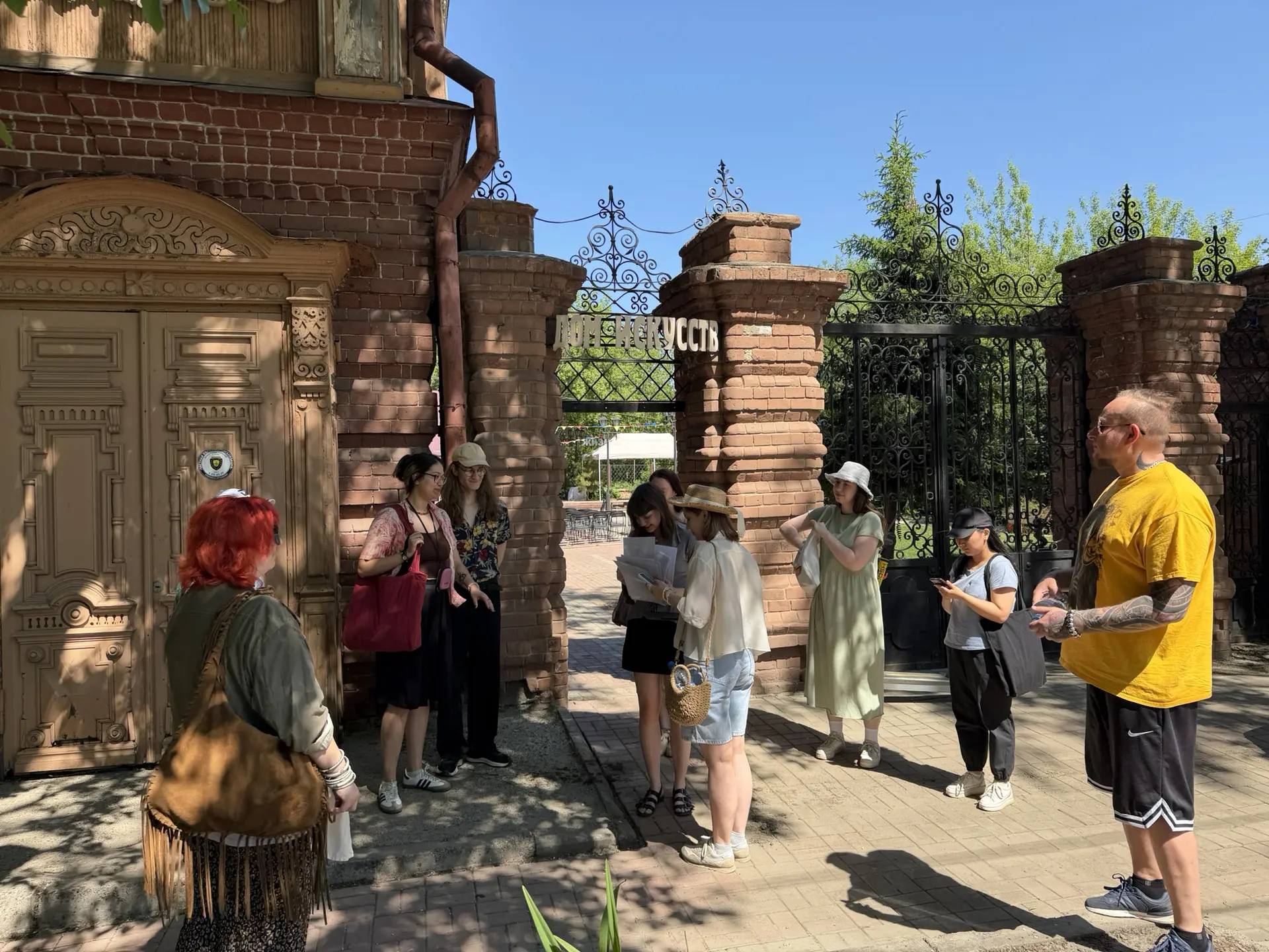 15.06–21.06 в Доме искусств:

Выставки с 9:00 до 19:30

«Тени типового двора» - персональная выставк