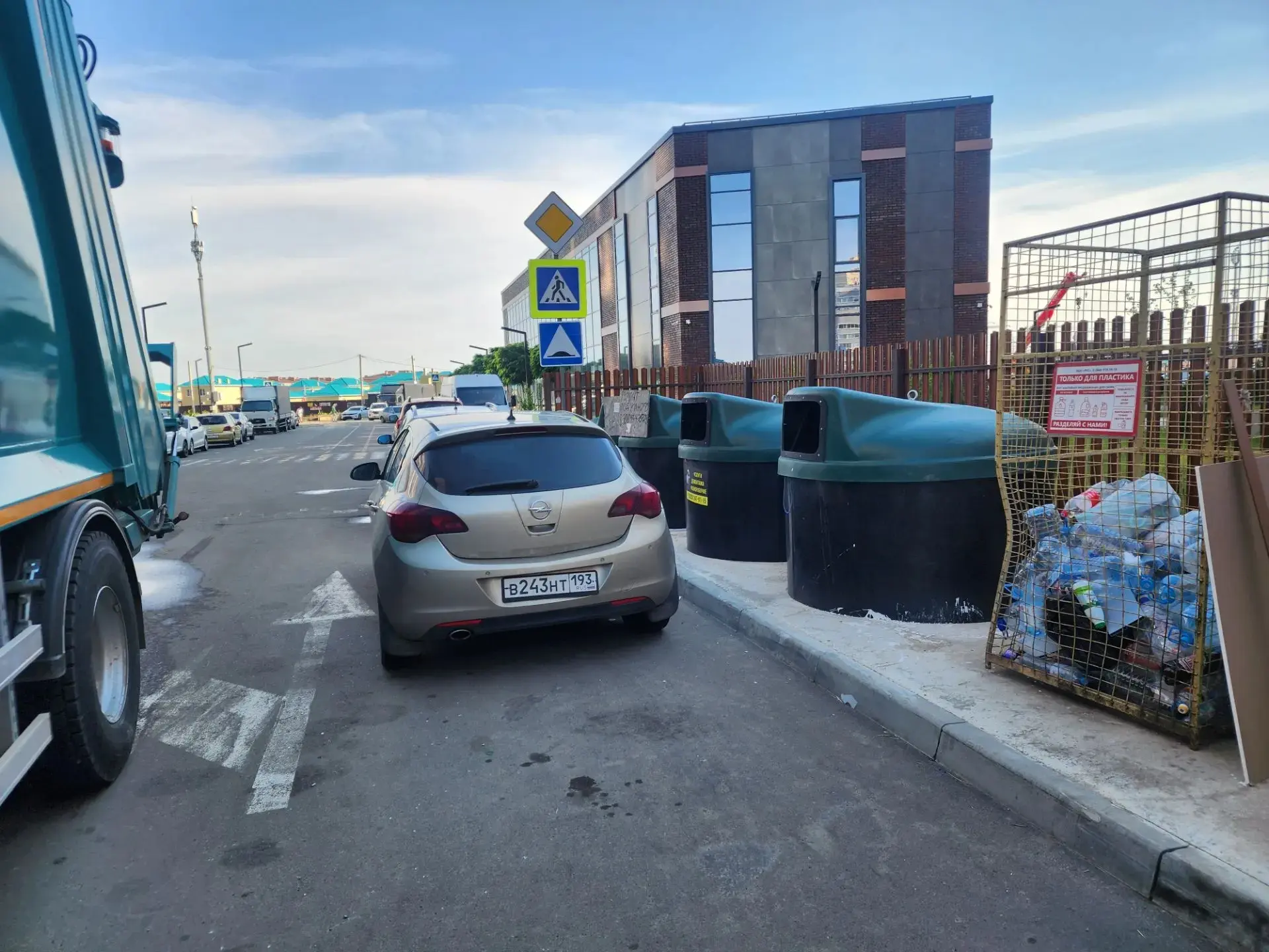 Автовладельцы дома  Макарова 5/4! 
Припаркован автомобиль  из-за которого спец. техника не может заб