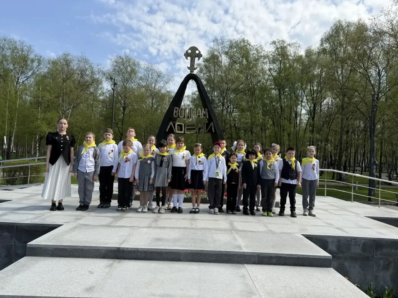 🎗️Ученики 2 «Б» класса вместе с классным руководителем Ую‑Тин‑Фан К. Е. и родителями провели памятны