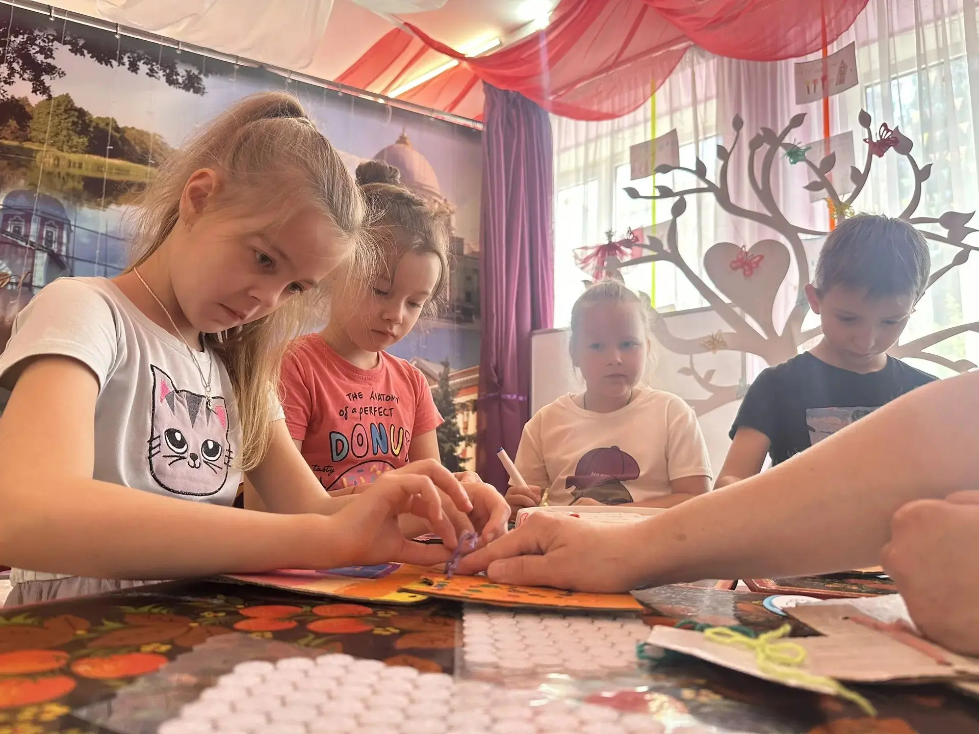 🏆 Наш детский сад — это кузница талантов!

Воспитанники выпускной группы создали авторский арт-объе