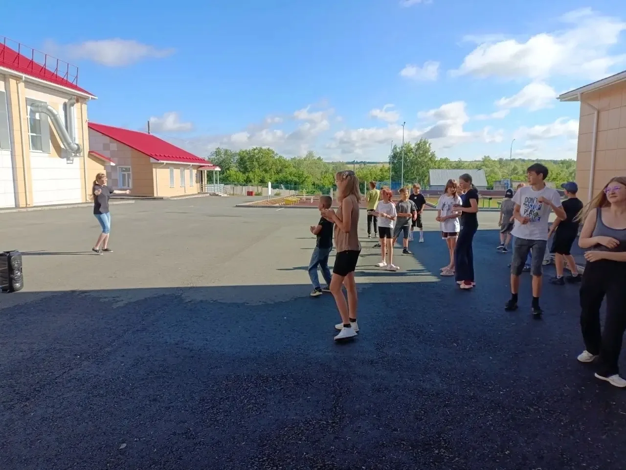 18 июня в летнем лагере "Радуга" отряд "Новое поколение" (МБОУ «СОШ 1 п. Переволоцкий») начал утро с