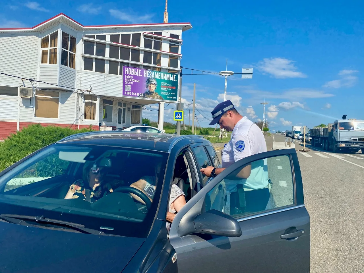 Безопасная дорога в отпуск️

🚔 Автоинспекторы Ейского района совместно с сотрудниками скорой медици