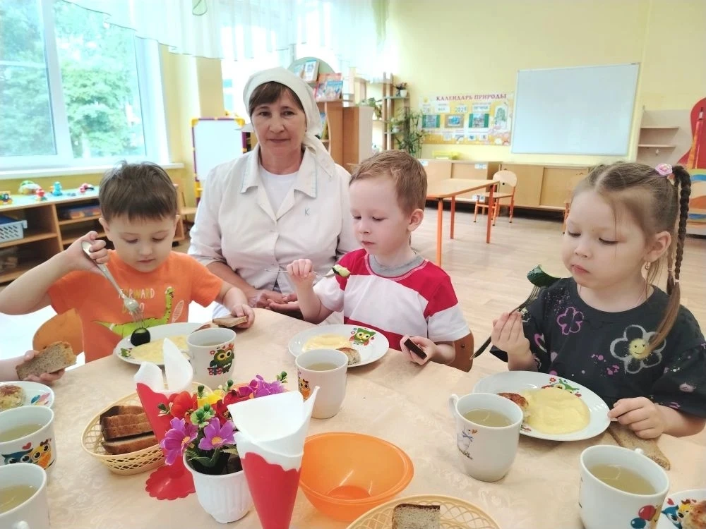 🍽️ С началом тёплого сезона детский сад перешёл на летнее меню. В обновлённом рационе ...