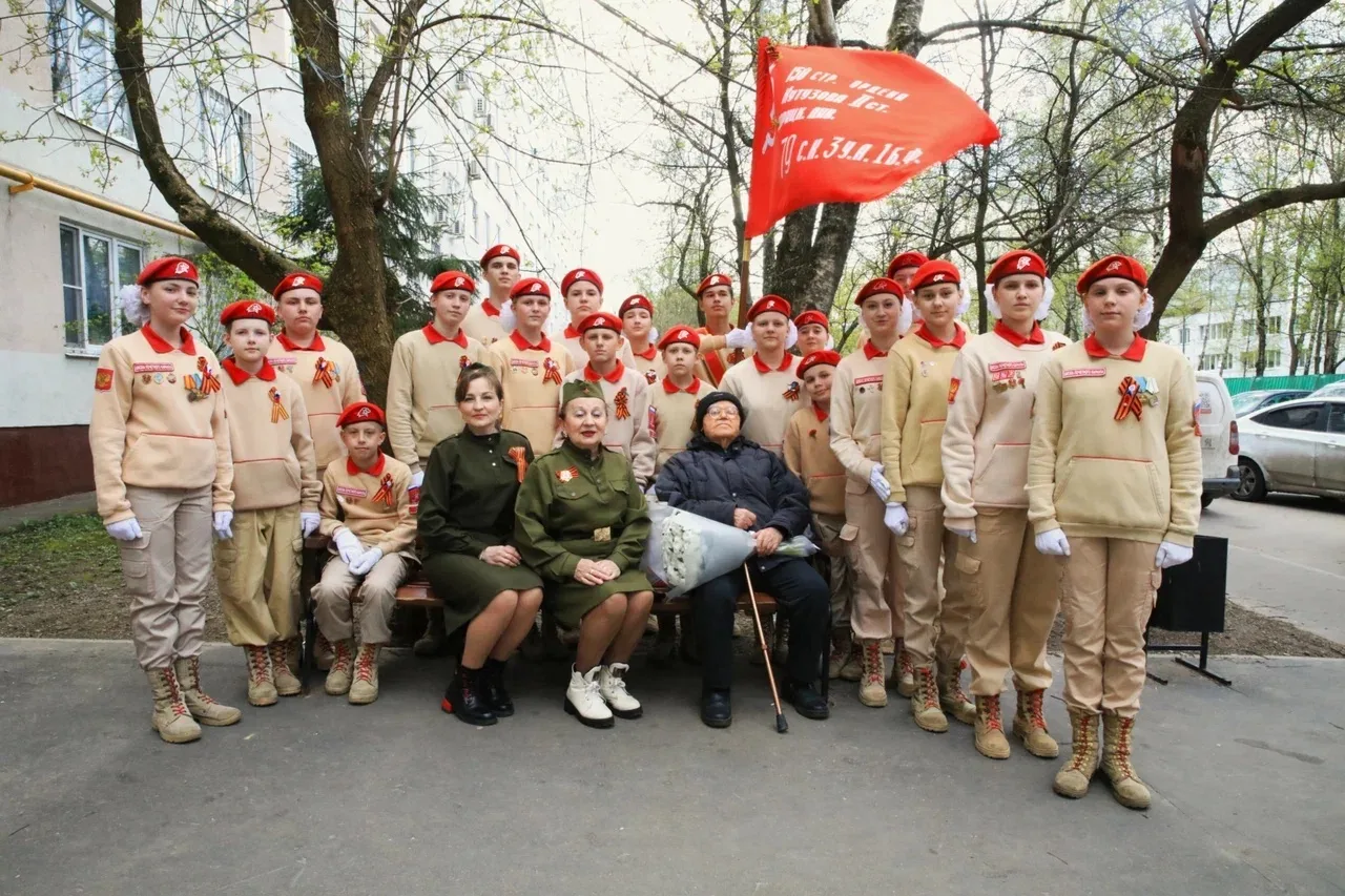 Во дворах продолжают звучать песни Победы🙌  Юнармейцы в рамках акции «Парад у дома ветерана» навести