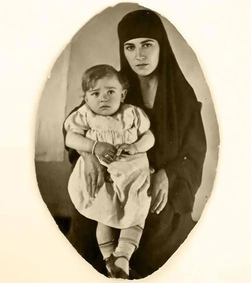 1930. Она вышла замуж за него, чтобы спасти жениха от лагерей. Годы холодного брака, об...