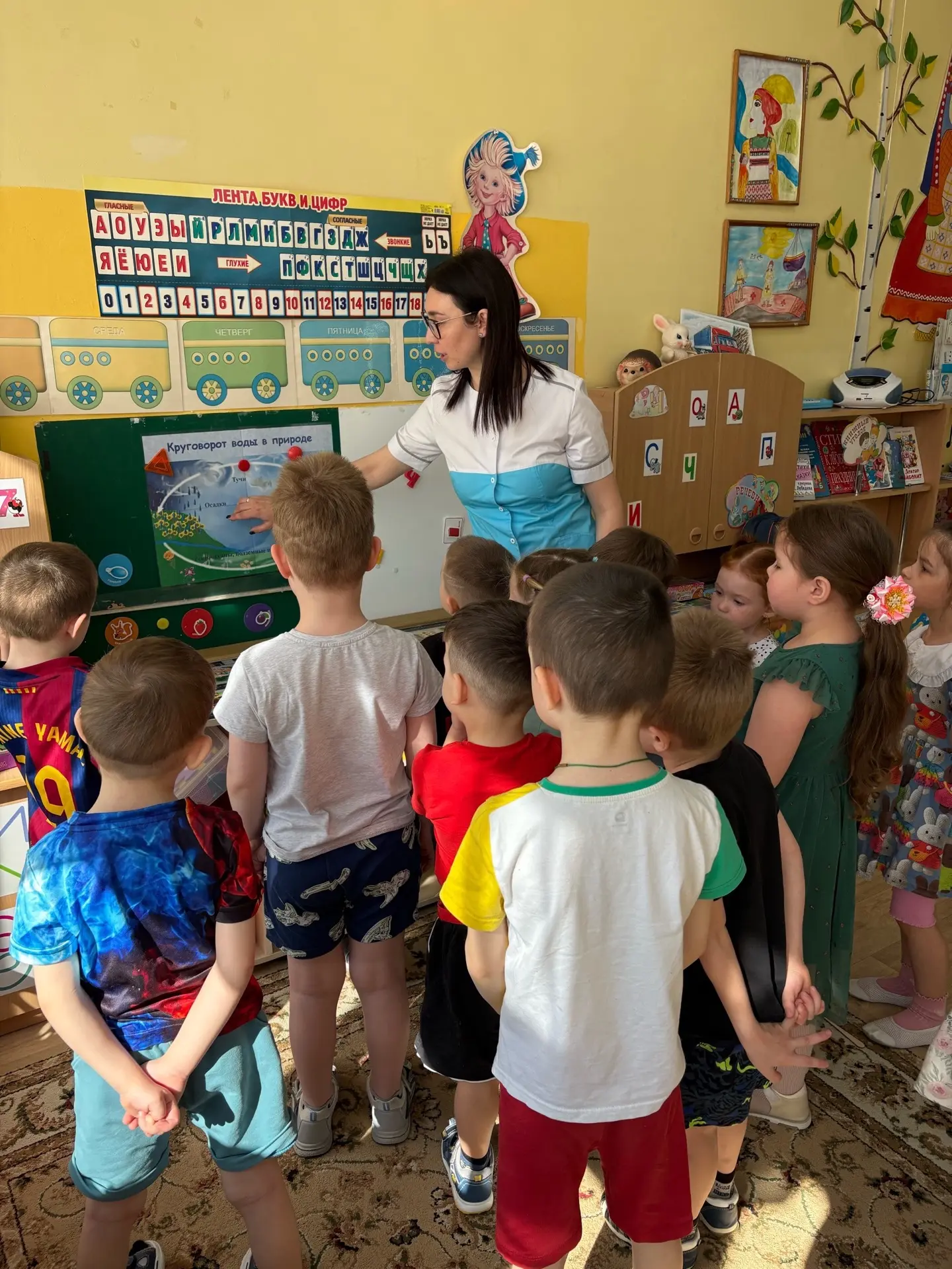 ✨ В нашей группе «Чиполлино» прошло увлекательное занятие-эксперимент «Радуга»! ✨