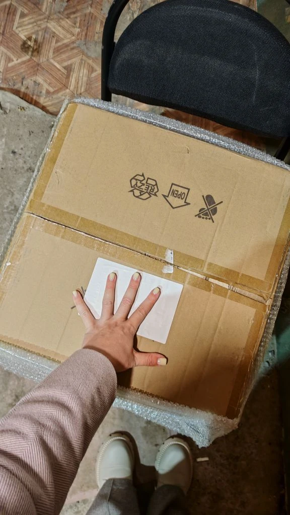 НАШЛАААСЬ.  В гараже😀.  Чтобы вы понимали, какого размера коробка потералась:) Ее кто-то впихнул в  