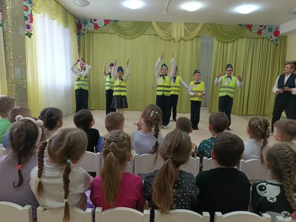Даже в младшем дошкольном возрасте ребёнок может усвоить базовые понятия: что такое дорога и каково 