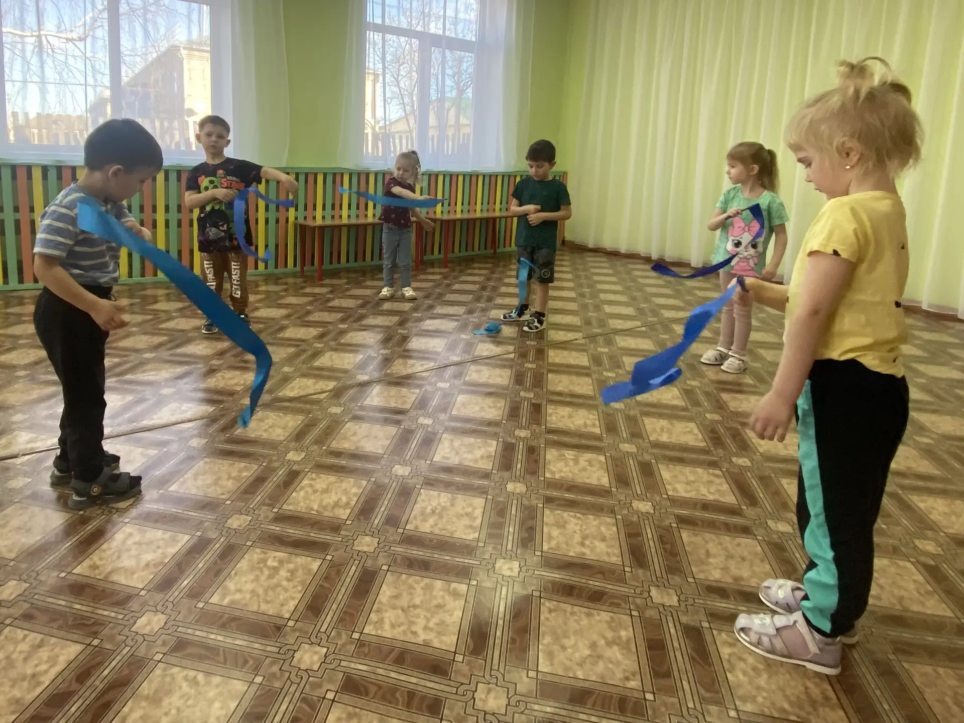 «Ой, бежит ручьем вода, 💦 
Нету снега, нету льда🧊»
Разучивание ритмических движений хоровода «Весн