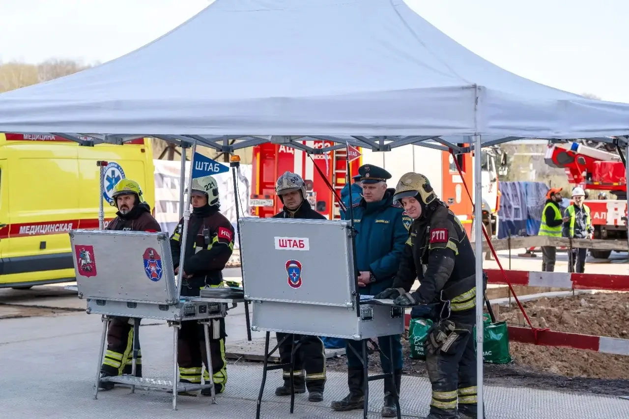 Учения по ликвидации пожара в комплексе высотных зданий – в городском медиабанке «Мосфото»  По замыс
