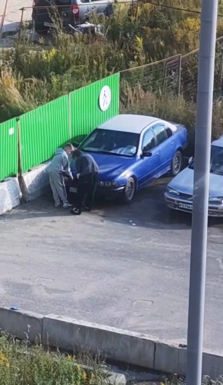 ⚠️ В Троицке подростки лазают по автомобилям