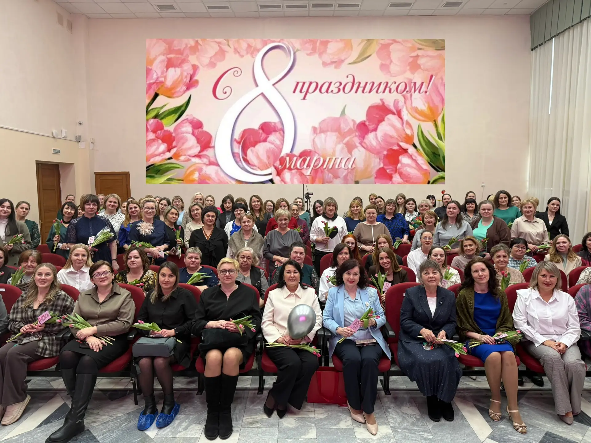 🌸Весна, цветы и ваши подвиги: как в 69-й школе поздравили главных героинь.   В преддверии 8 Марта ак