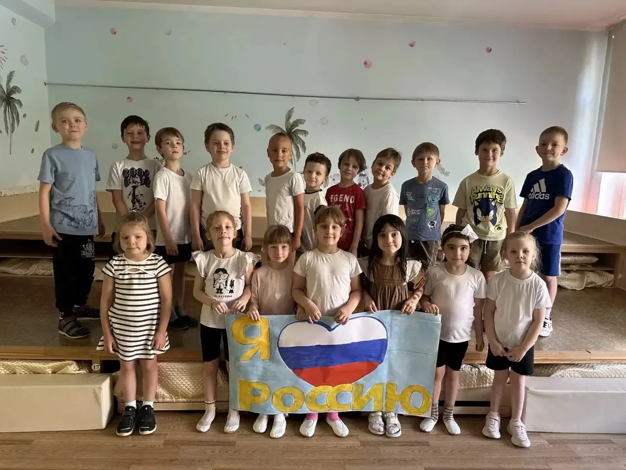Как наши дошколята встретили День России 🇷🇺

В преддверии Дня России в дошкольных группах было осо