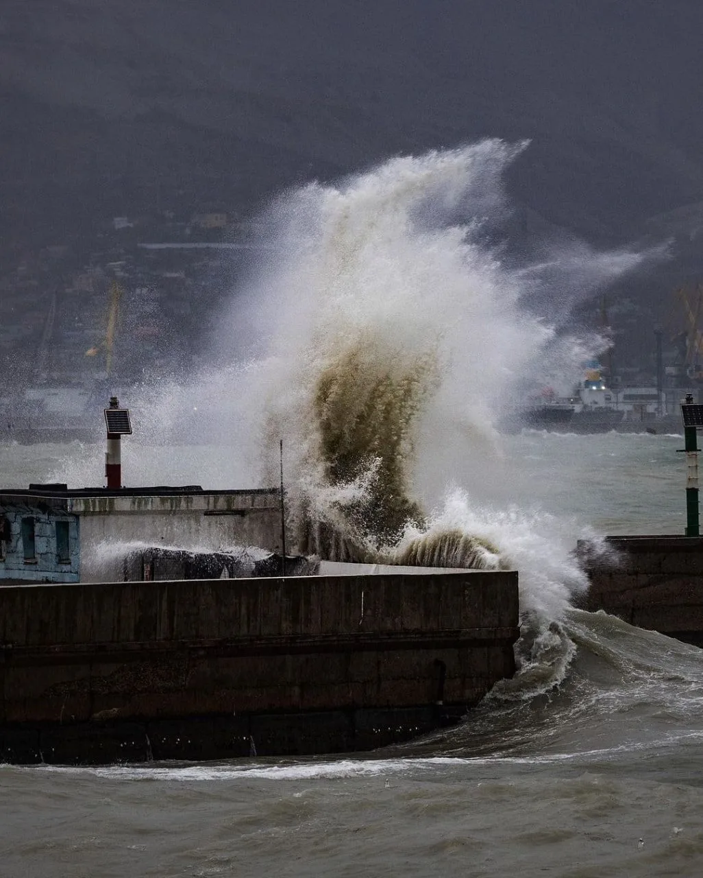 🌊 Бухта Цемесская
#Новороссийск

📌 Первоначально бухта называлась Суджукской. Современное название