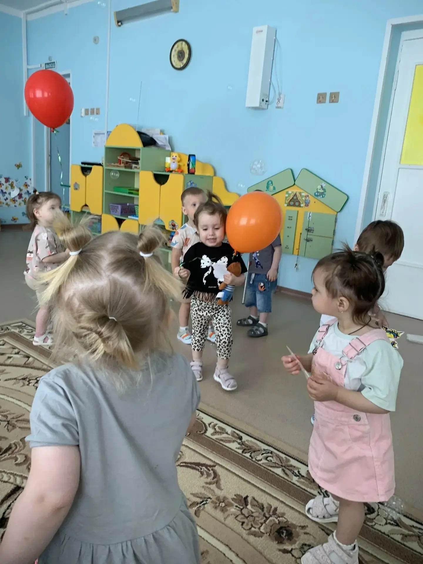 🎉🌟 Малыши группы № 5 весело отметили Праздник – День защиты детей! 🌈🥳