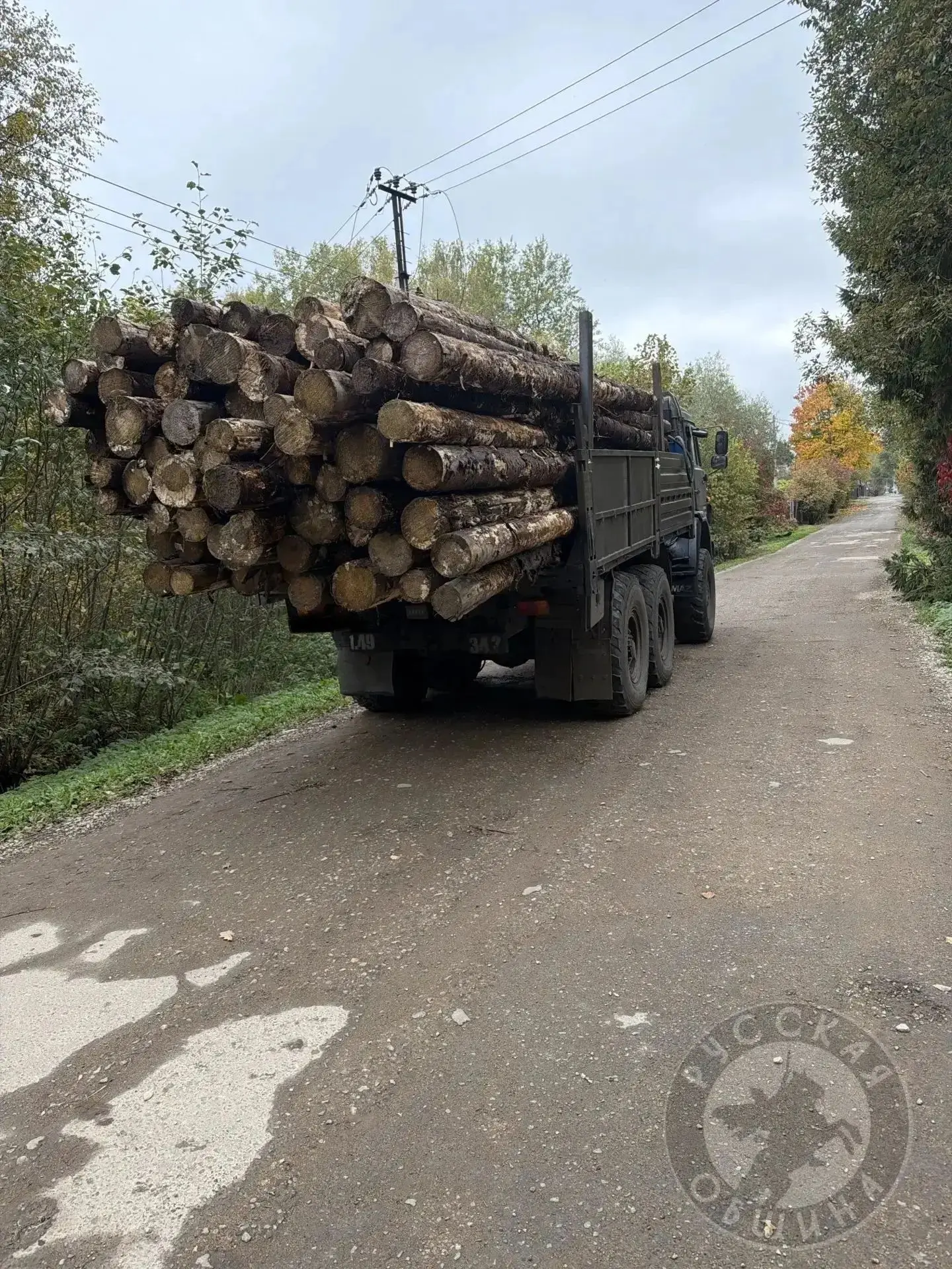 🚚 Груз доставлен! Ребята разгружают машины с лесом и гуманитарной помощью. Работаем да...